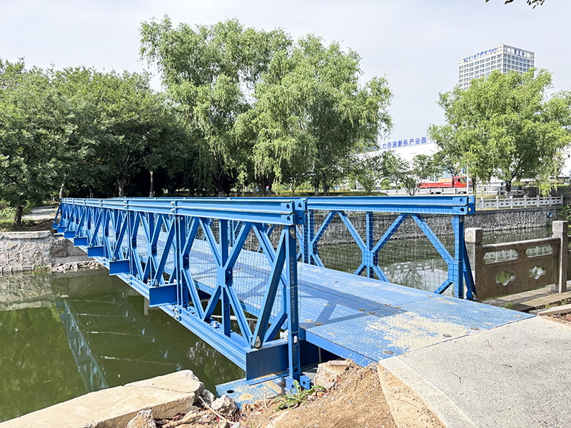 24-Meter ang haba, Asul na Pininturahan na Anti-Corrosion, Single-Row Single-Layer Reinforced Pedestrian Bailey Bridge